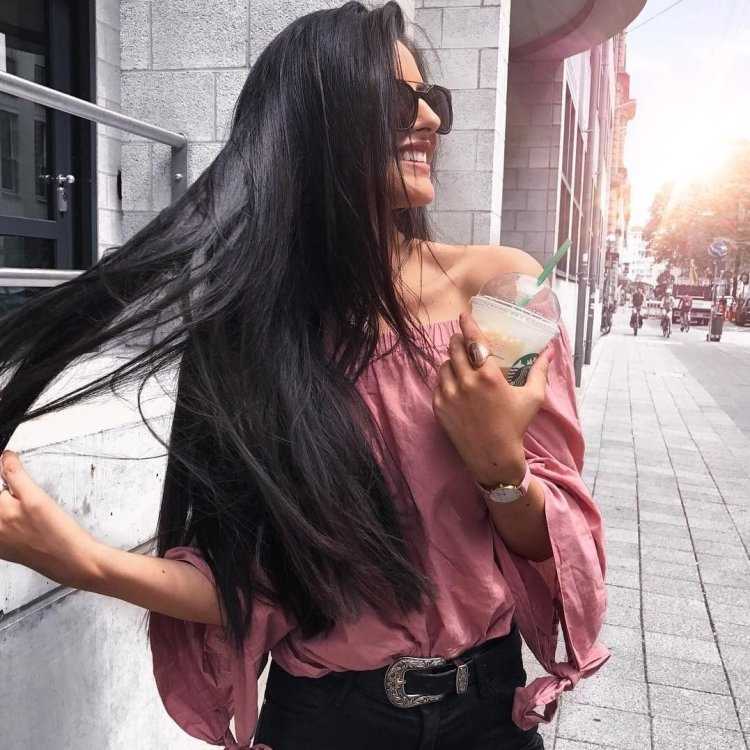 Брюнетка с длинными волосами зажигает в Instagram