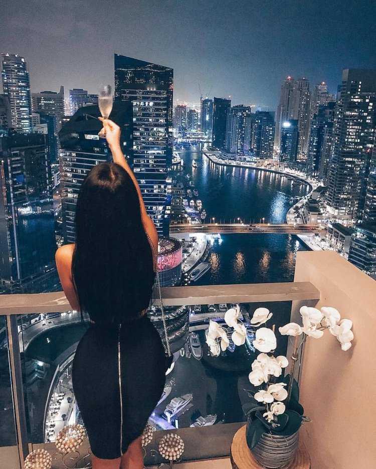 Богатая красавица великолепна со спины