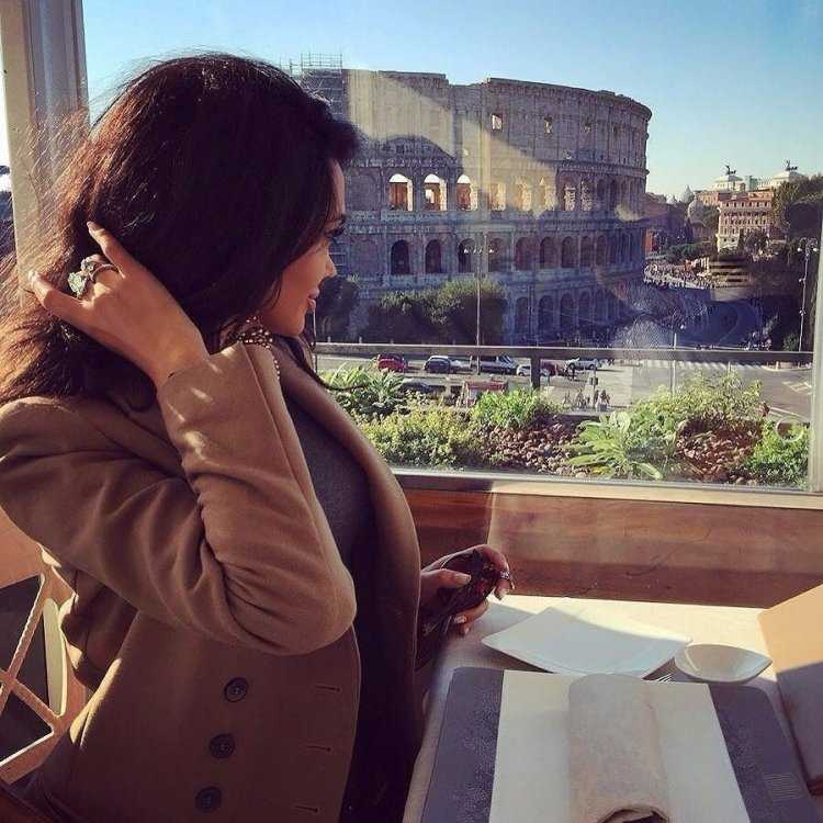 Соблазнительная женщина без лица в ресторане