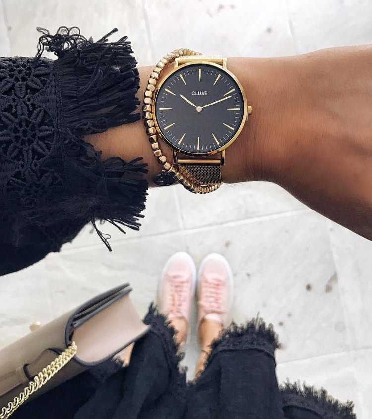 Чувственное прикосновение часов к женской коже