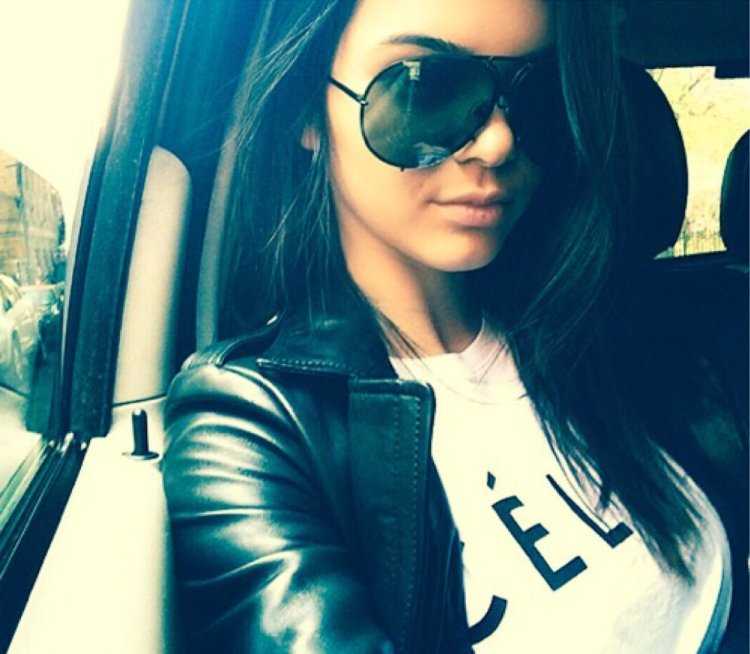 Брюнетка в стильных очках создает эротику на селфи