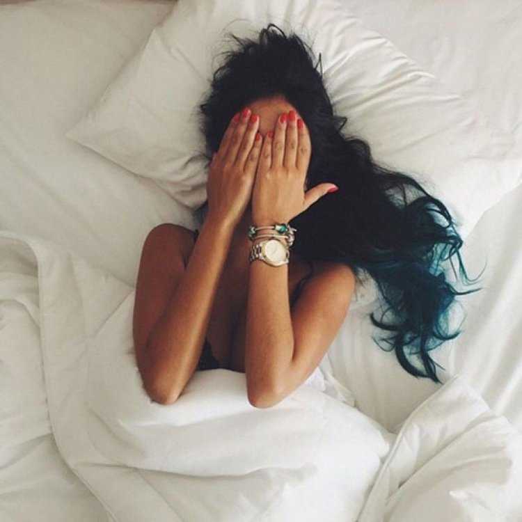 Эротика с брюнеткой, лицо которой остается загадкой