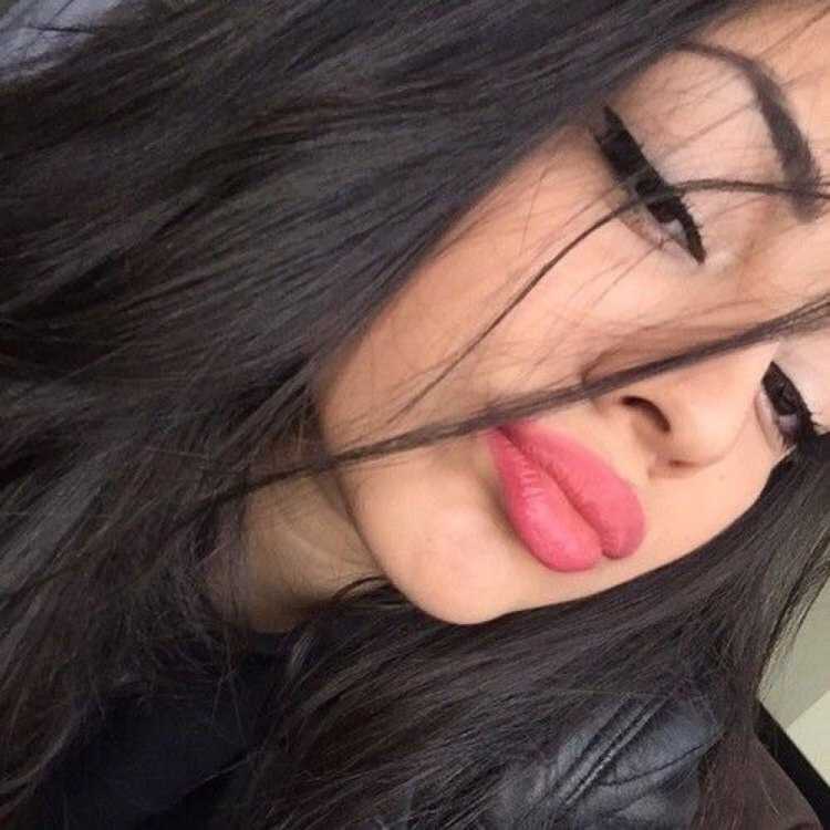 Брюнетка с большими губами