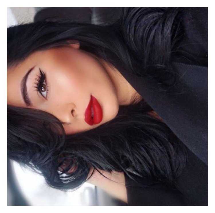 Брюнетка с черными губами70