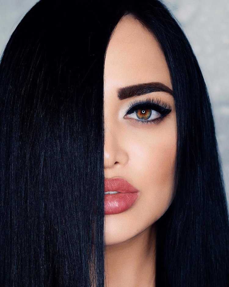 Черные волосы и черные брови