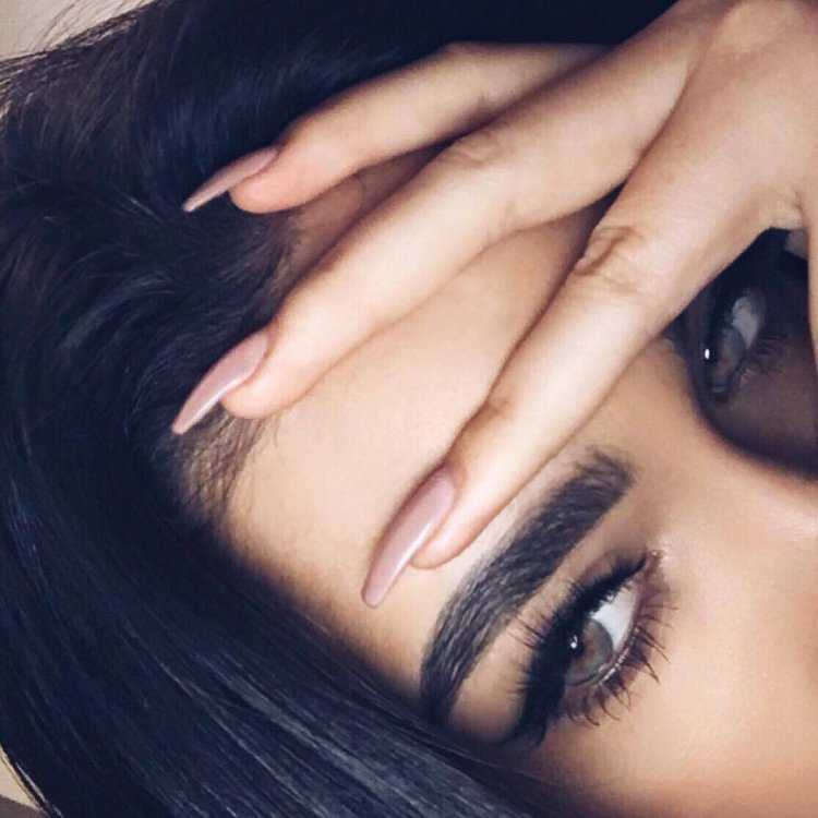 Брюнетка с волосами на лице