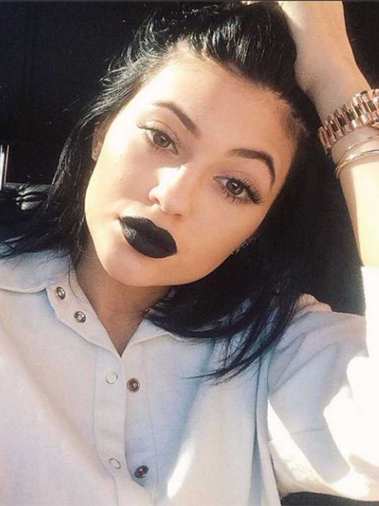 Кайли Дженнер с темной помадой