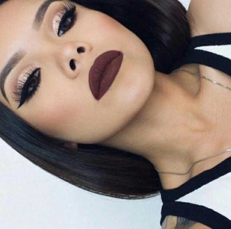 Темно коричневая помада