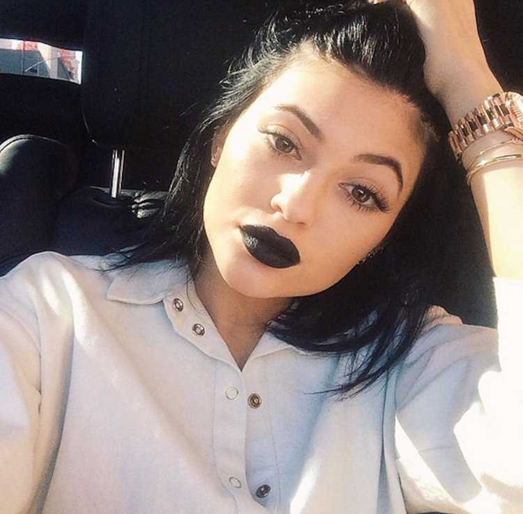 Кайли Дженнер с темной помадой