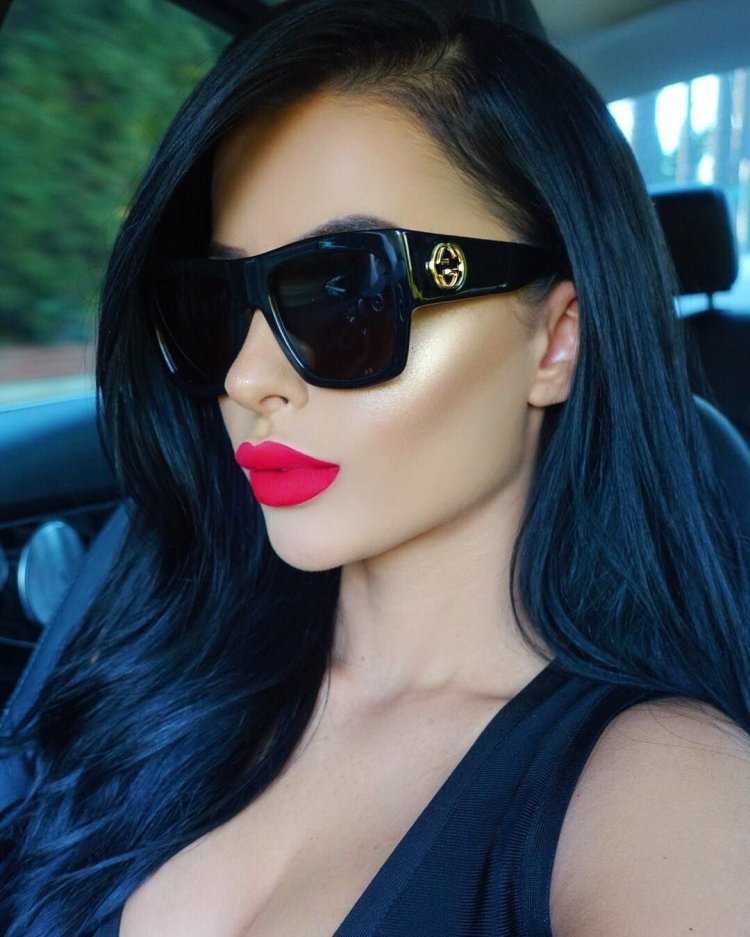 Брюнетка с красными губами