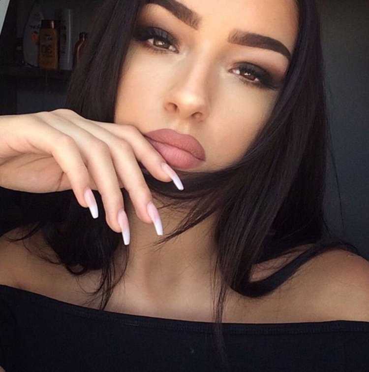 Брюнетки с красивыми губами