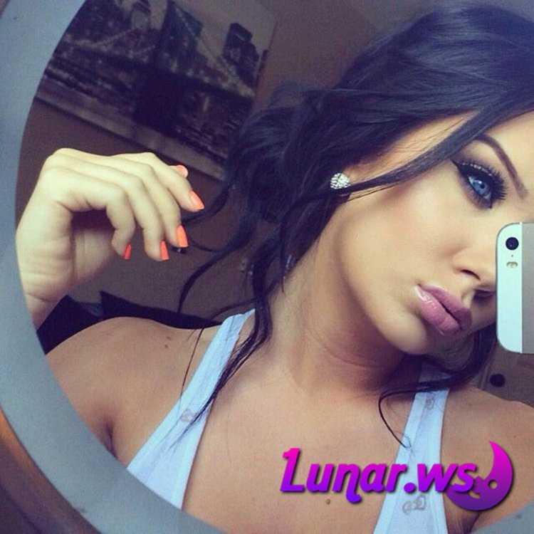 Девушка брюнетка селфи