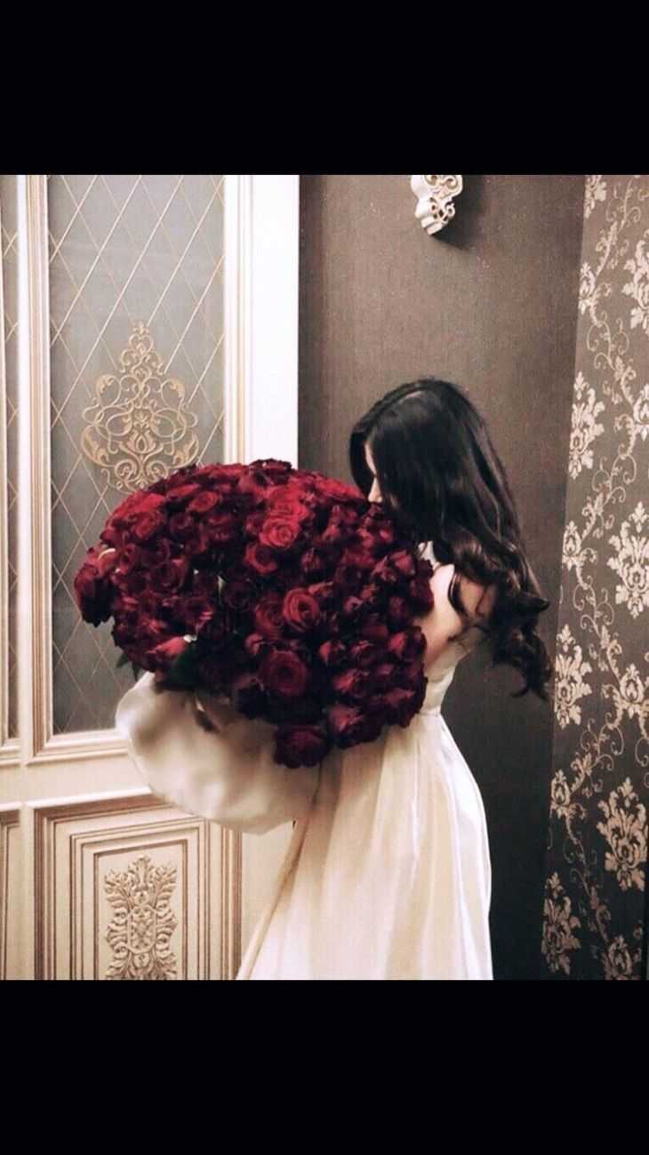 Девушка с розами со спины брюнетки