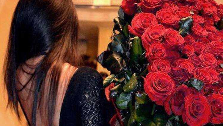 Девушка с цветами без лица