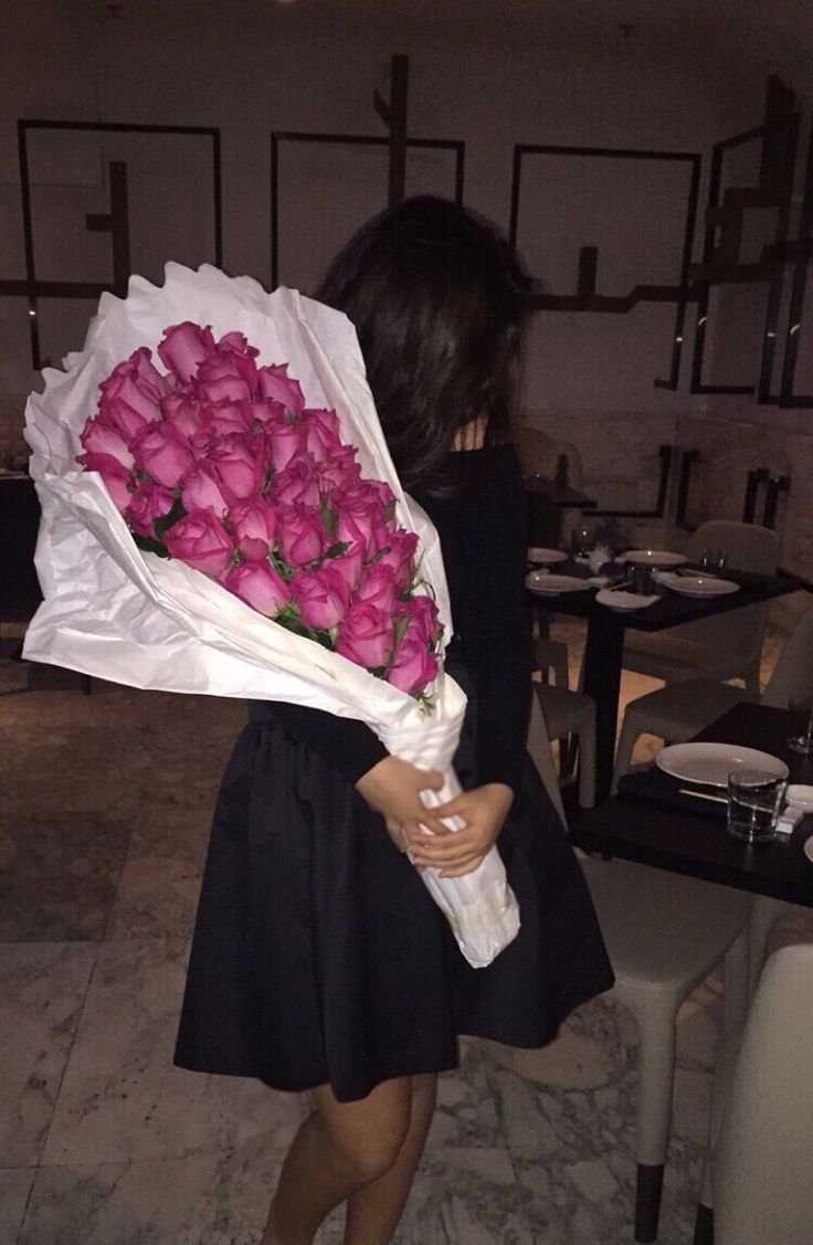 Девушка с цветами без лица