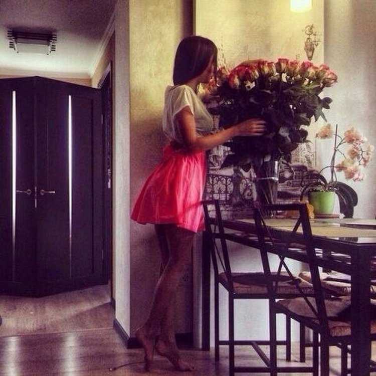 Брюнетка с цветами в кафе