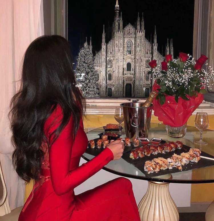 Красивая брюнетка со спины в ресторане