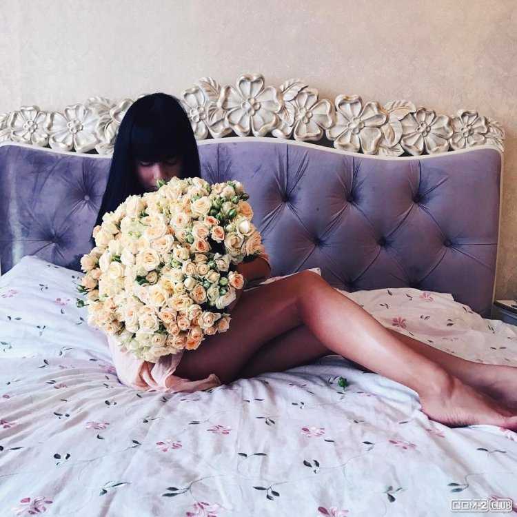 Нелли Ермолаева с цветами