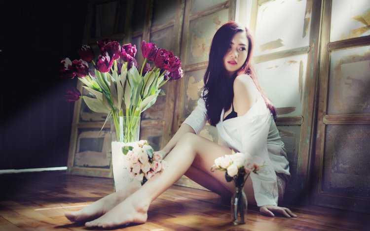 Девушка с букетом роз