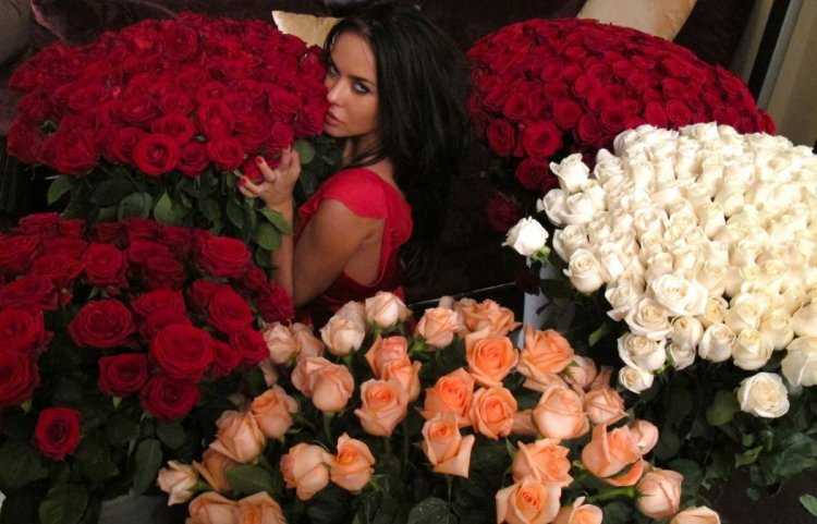 Девушка с букетом роз