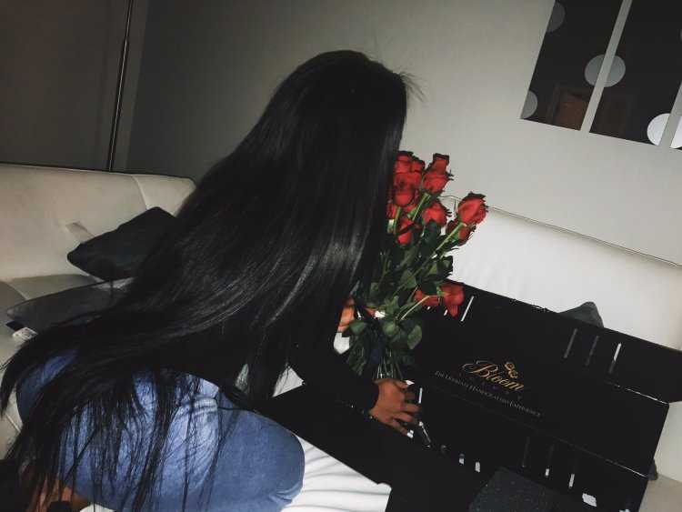 Девушка с черными волосами с цветами