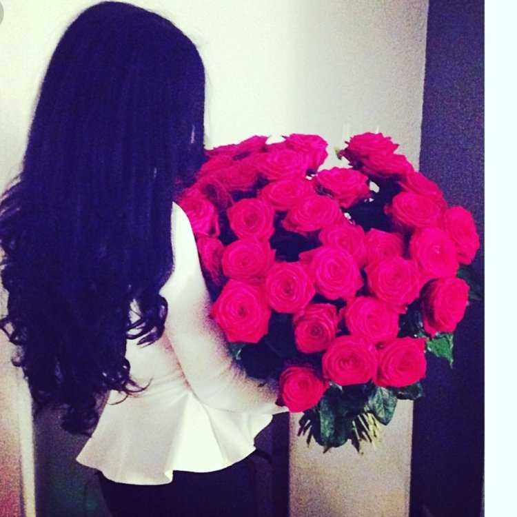 Брюнетка с цветами дома60