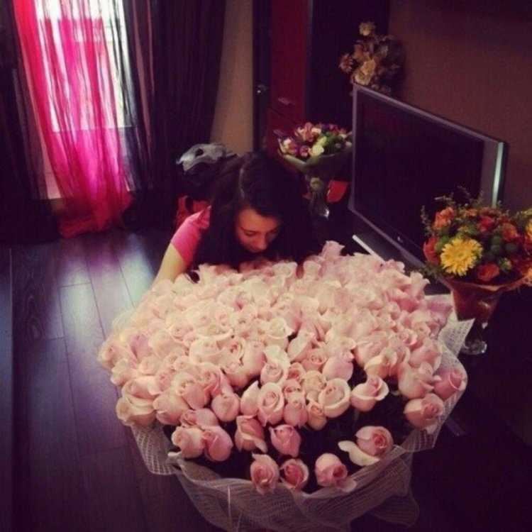 Девушка в подарках и цветах