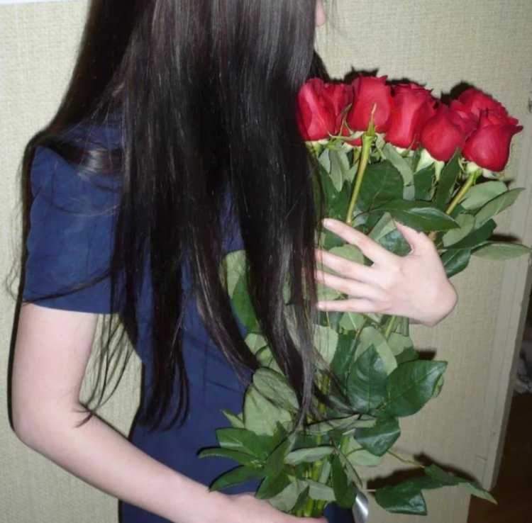 Брюнетка с длинными волосами с цветами