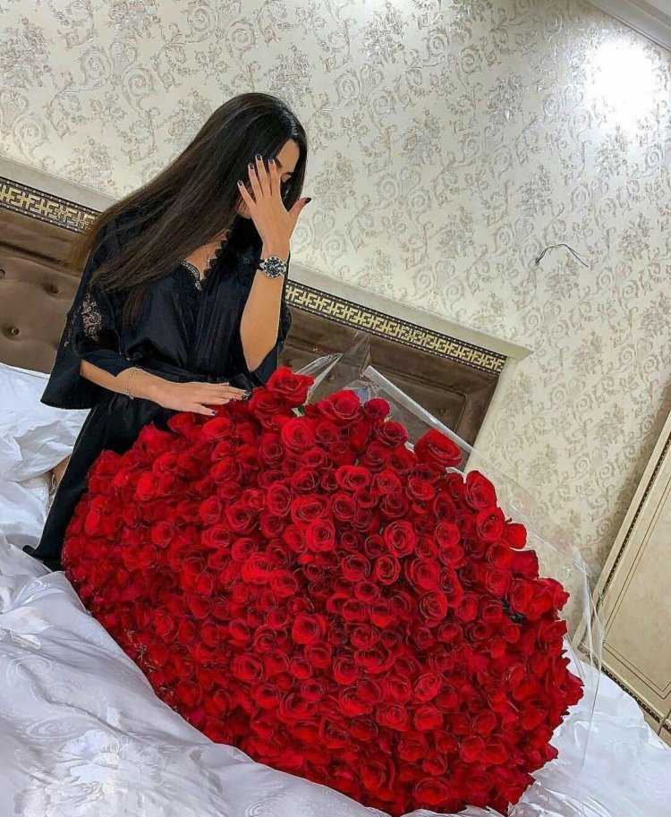 Брюнетка с цветами со спины