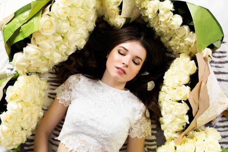 Девушка с цветами