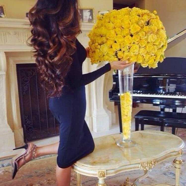 Девушка с букетом желтых роз