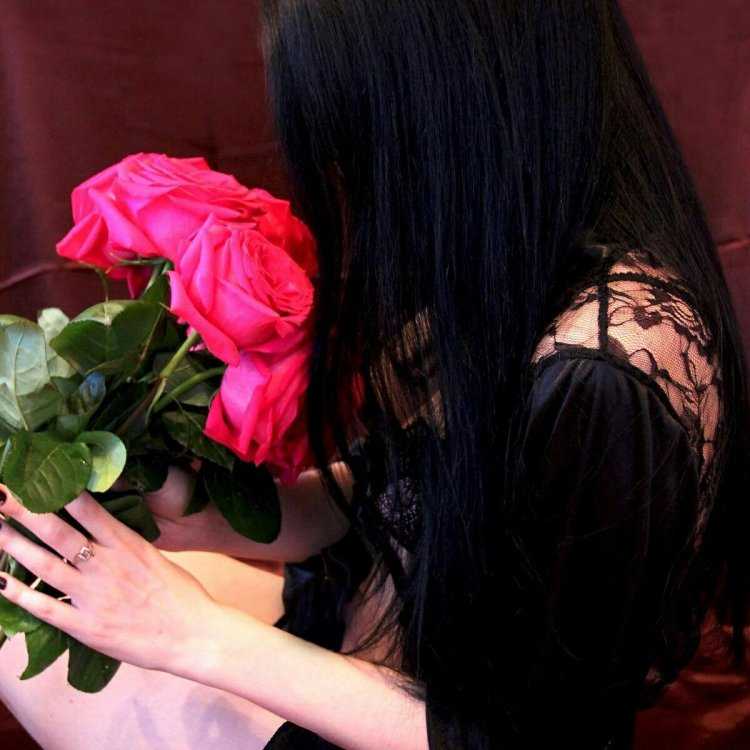 Брюнетка с цветами со спины