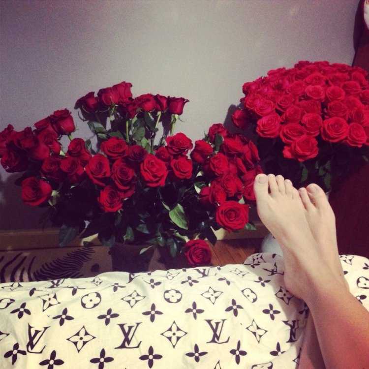 Девушка с цветами со спины