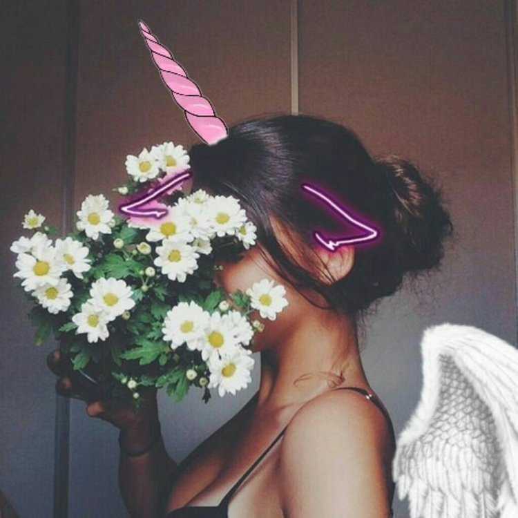 Брюнетка с букетом со спины