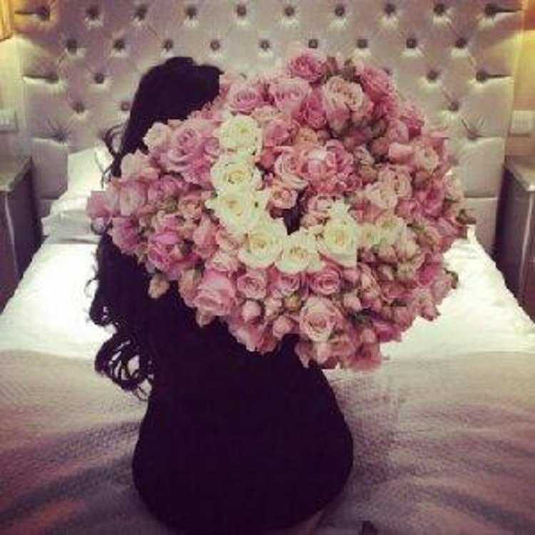 Девушка с розами без лица