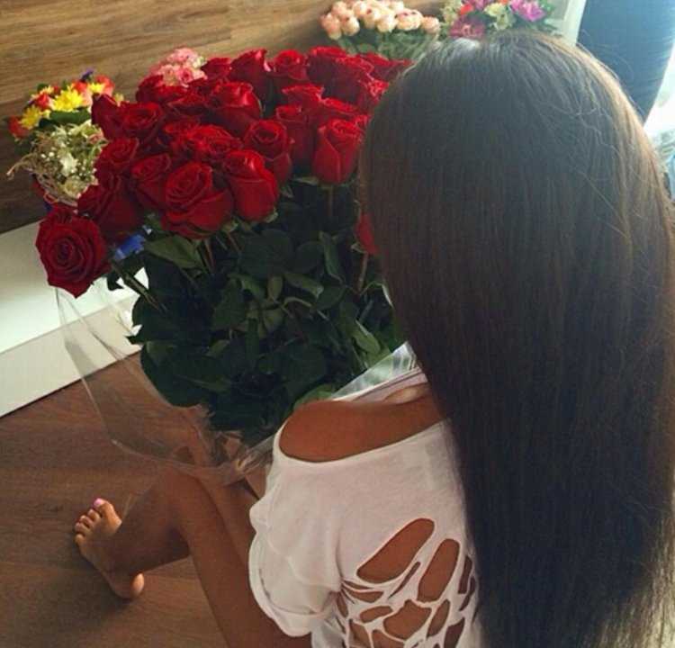 Брюнетка с длинными волосами с цветами