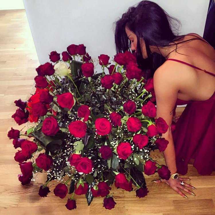 Брюнетка с цветами