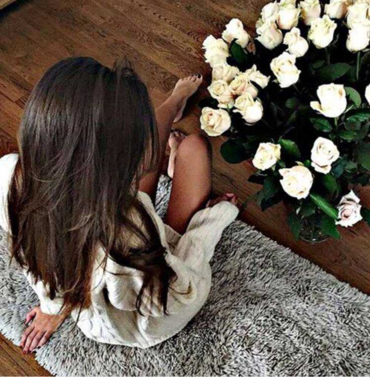 Брюнетка с цветами со спины