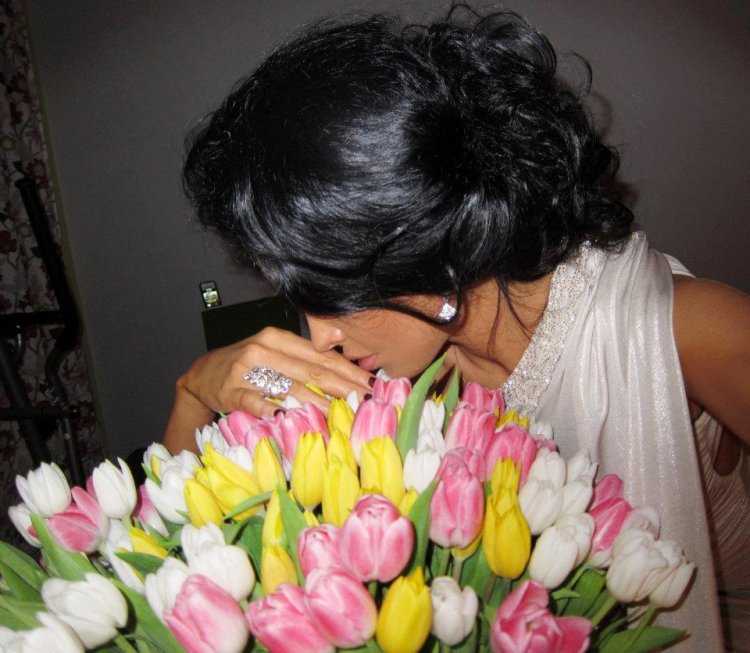 Брюнетка с цветами без лица