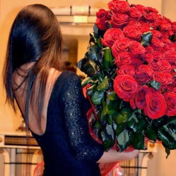 Брюнетка с букетом роз