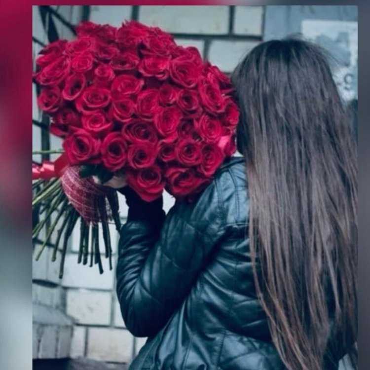 Девушка брюнетка со спины с цветами