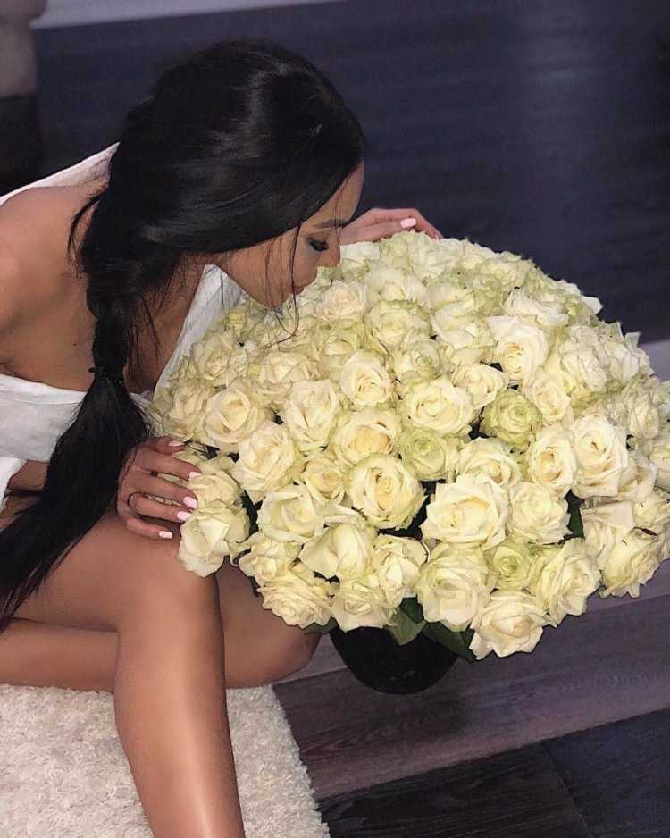 Брюнетка с букетом цветов