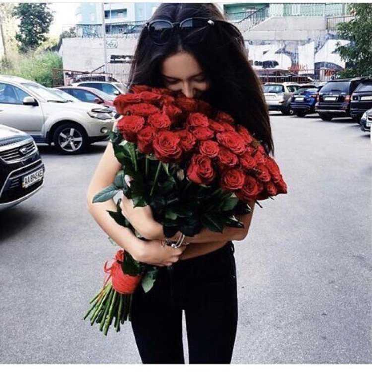 Брюнетка с букетом цветов