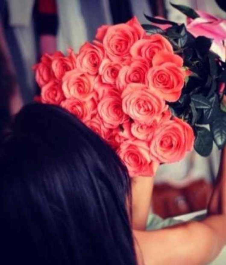 Брюнетка с цветами сзади59