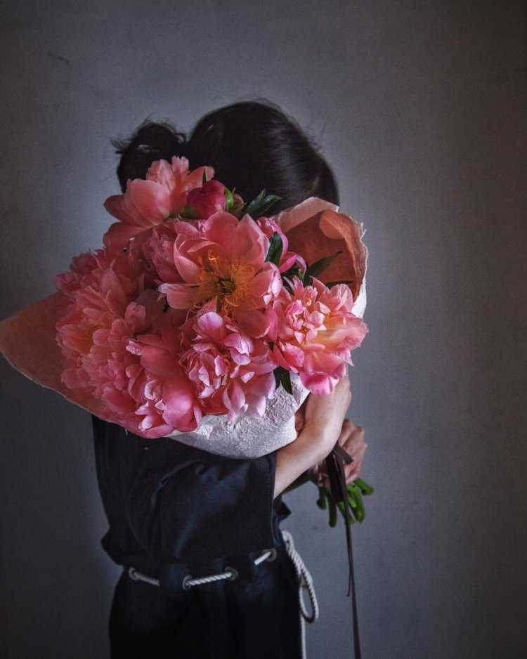 Брюнетка с цветами