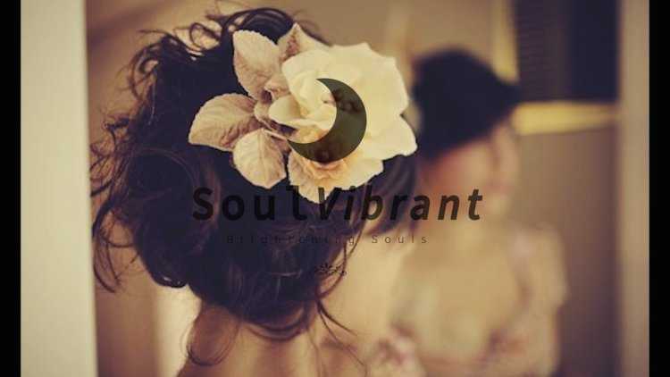 Девушка с цветами в волосах со спины