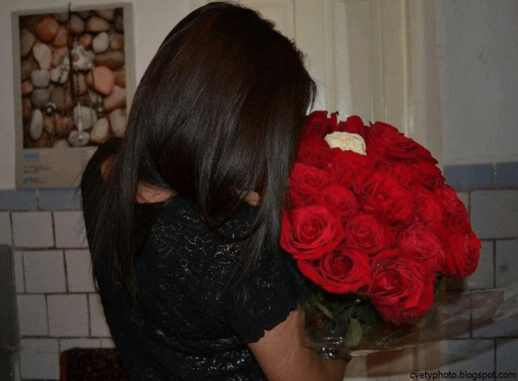 Девушка брюнетка со спины с цветами