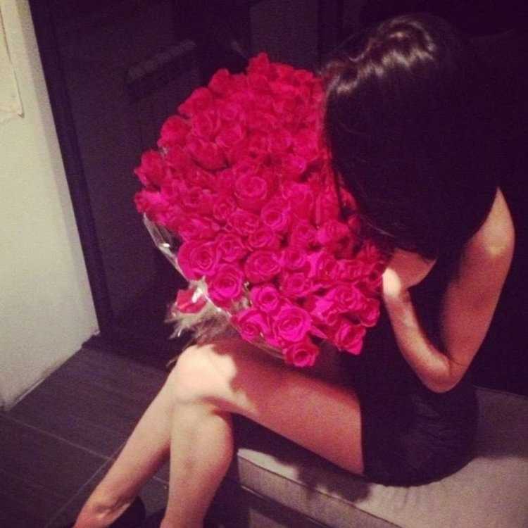 Девушка с букетом без лица