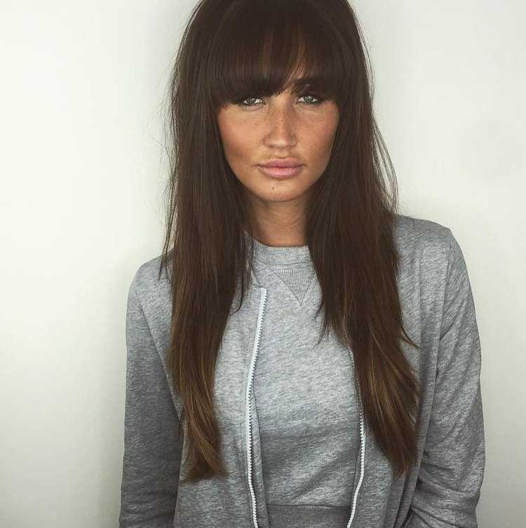 Соблазнительные брюнетки с длинной челкой