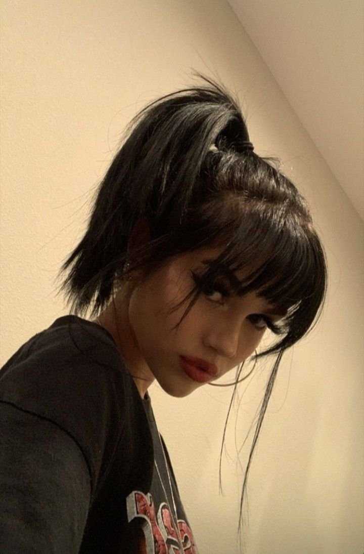 Мэгги Линдеманн, пленяющая своим образом с чувственной челкой, манящеобрамляющей ее лицо